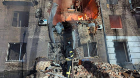 Война, 8 января. Удар по Кривому Рогу, многоквартирный дом «разрубило» ракетой. Дрон атаковал танкер теневого флота РФ у берегов Турции