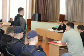 Конвейер репрессий. В колледже Чечерска устроили показательный суд за сорванный флаг. Денис Ивашин, вероятно, вновь в ШИЗО