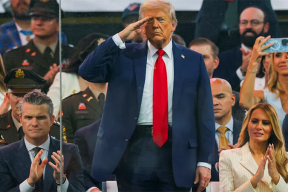 Трамп принял военный парад – на фоне массовых протестов и политических убийств