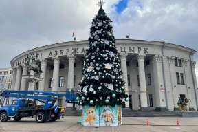 Фотофакт. Две новогодние елки Минска