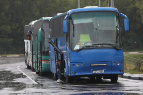 «Ровно сутки без пересадок». На выезде из Польши в Беларусь — очереди автобусов