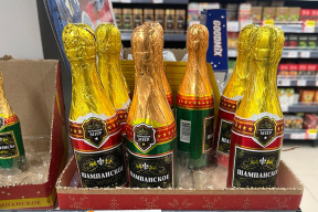 Фотофакт. «Конь у паліто» і шакаладнае шампанскае ў мінскіх крамах